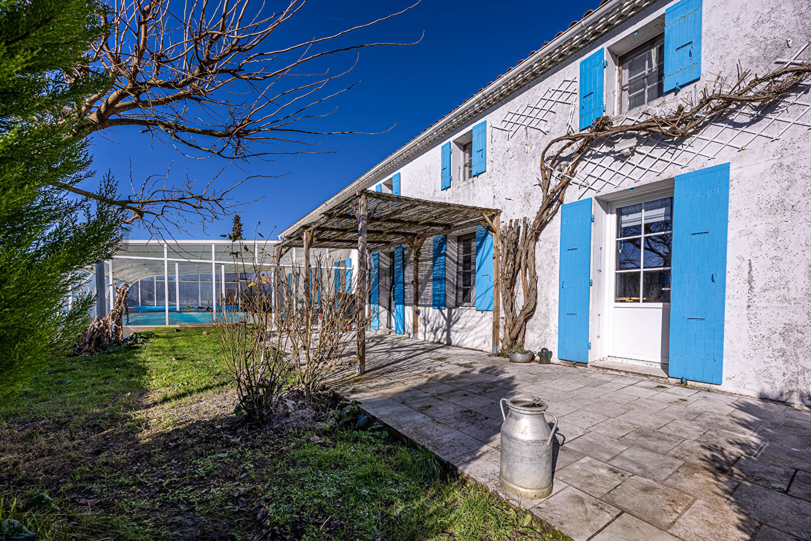 PROCHE BREUILLET - GRANDE MAISON DE CARACTERE BELLES PRESTATIONS - EMPLACEMENT RARE - PAS DE TRAVAUX