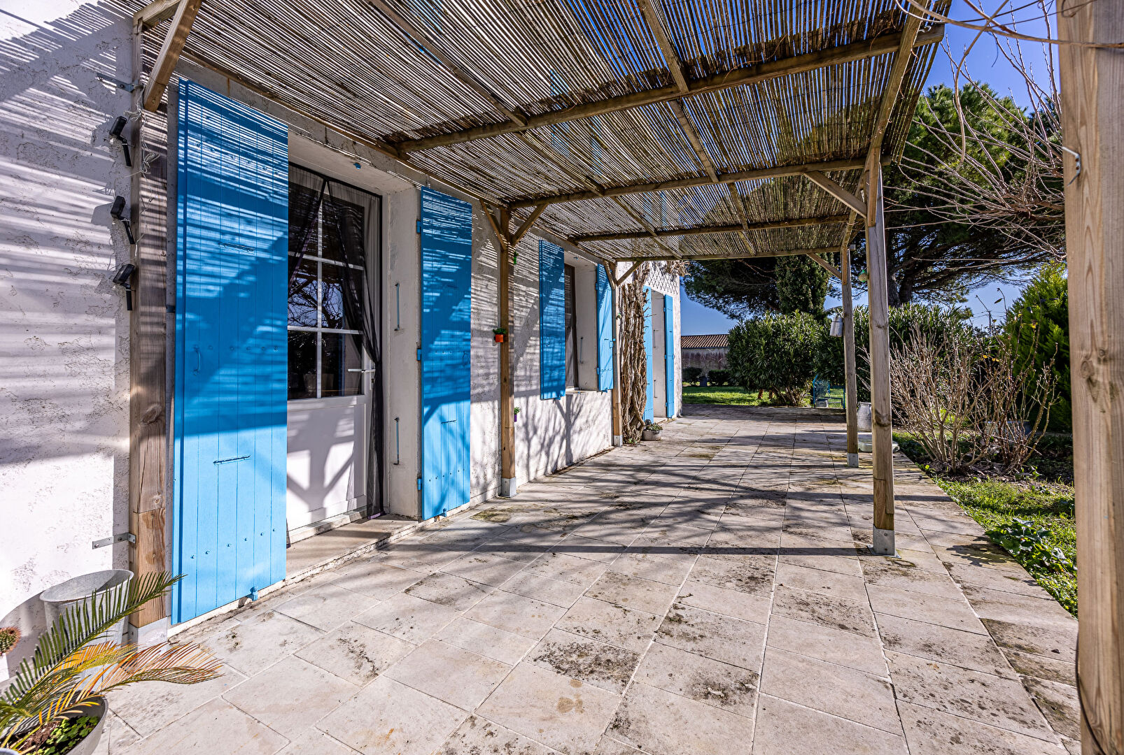 Photo PROCHE BREUILLET - GRANDE MAISON DE CARACTERE BELLES PRESTATIONS - EMPLACEMENT RARE - PAS DE TRAVAUX image 2/6