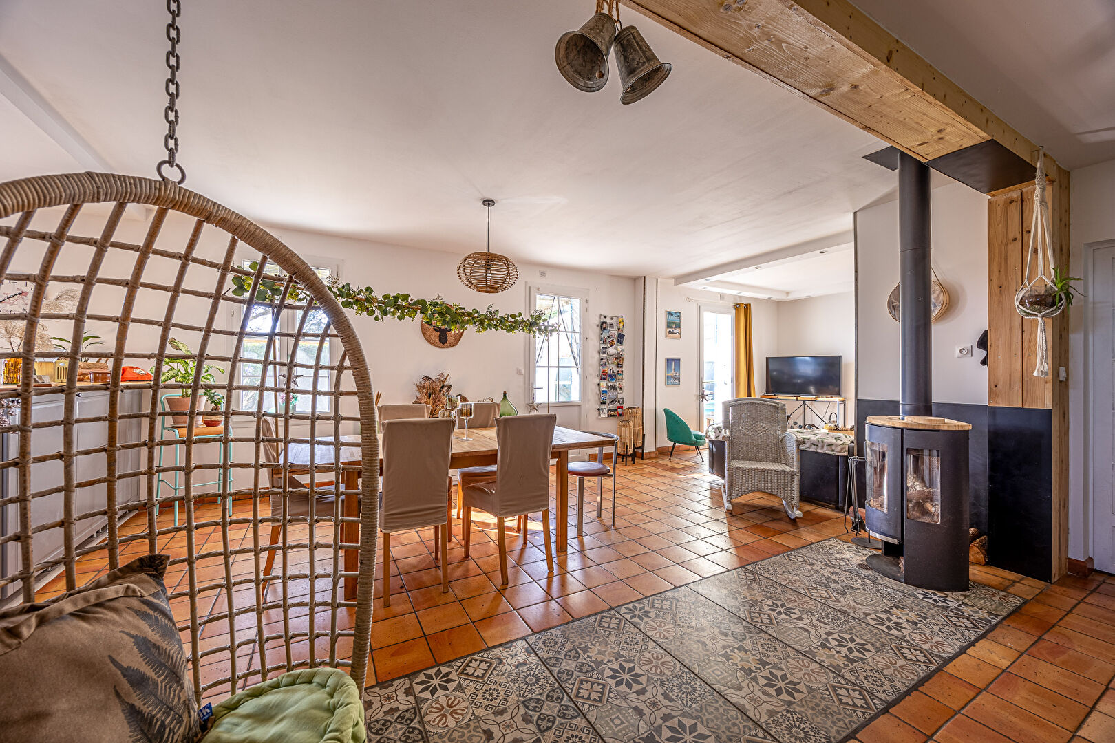 Photo PROCHE BREUILLET - GRANDE MAISON DE CARACTERE BELLES PRESTATIONS - EMPLACEMENT RARE - PAS DE TRAVAUX image 3/6