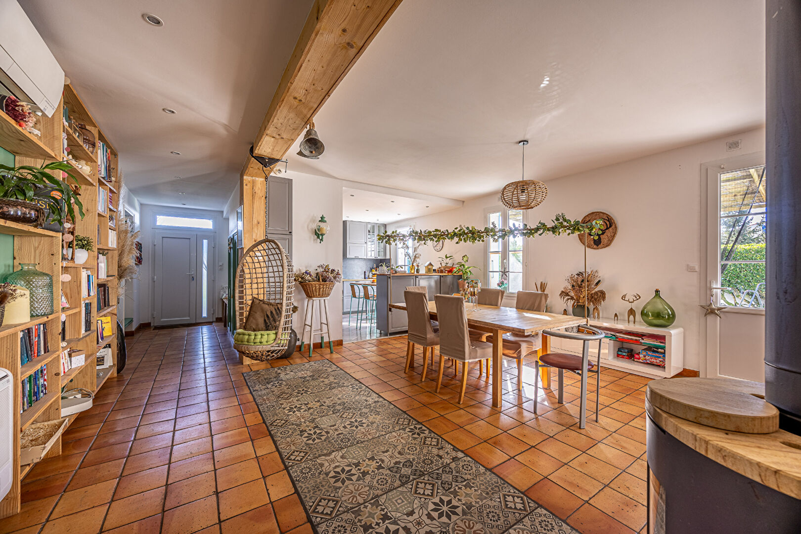 Photo PROCHE BREUILLET - GRANDE MAISON DE CARACTERE BELLES PRESTATIONS - EMPLACEMENT RARE - PAS DE TRAVAUX image 4/6