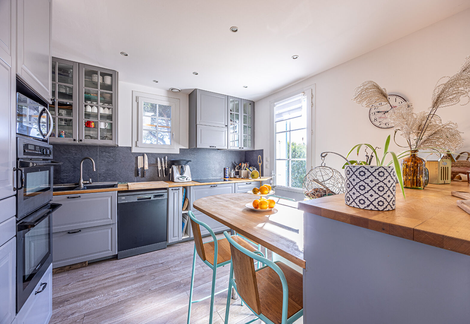 Photo PROCHE BREUILLET - GRANDE MAISON DE CARACTERE BELLES PRESTATIONS - EMPLACEMENT RARE - PAS DE TRAVAUX image 6/6