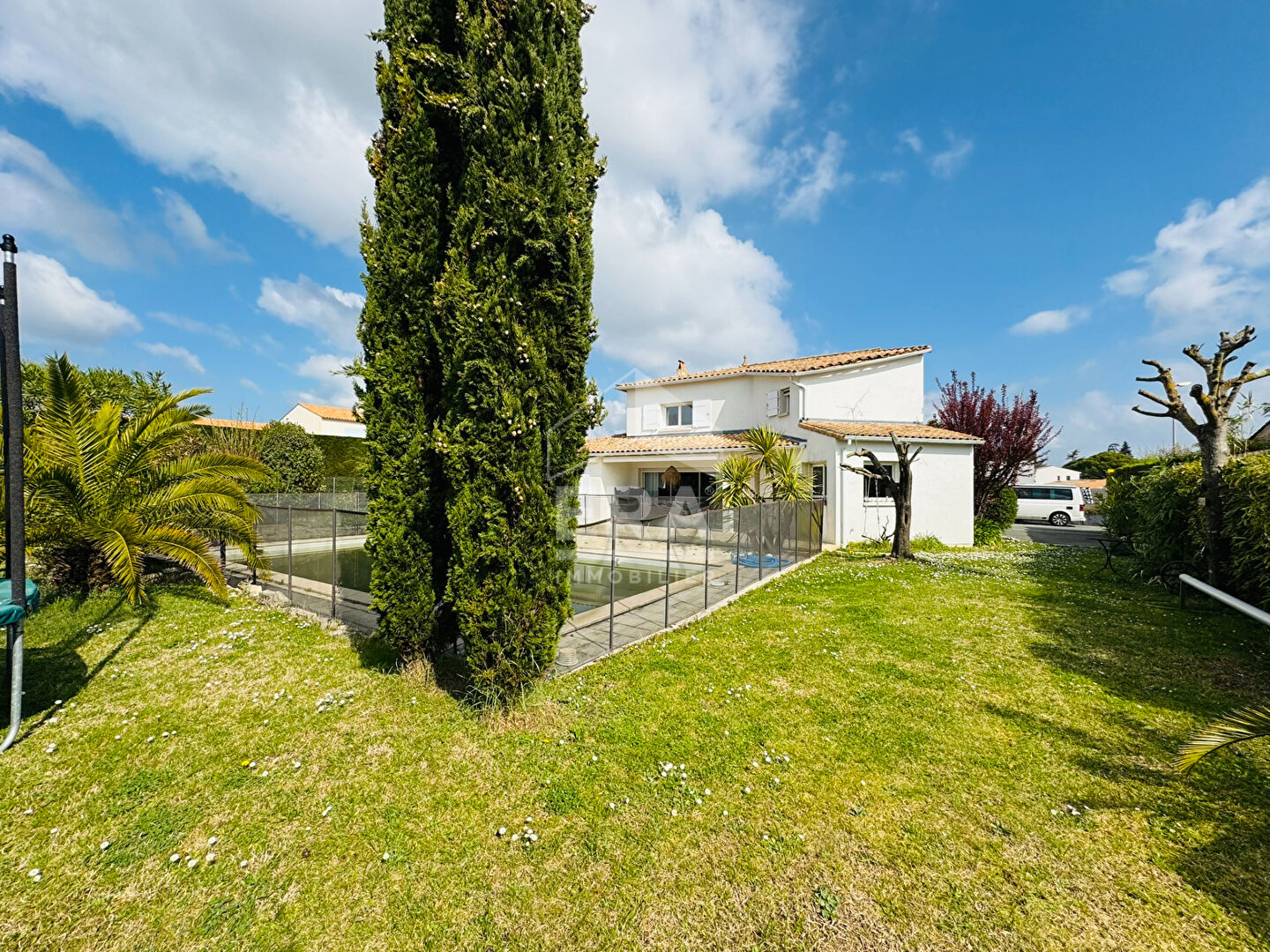 GRANDE MAISON - 4 CHAMBRES - PISCINE - EMPLACEMENT RARE