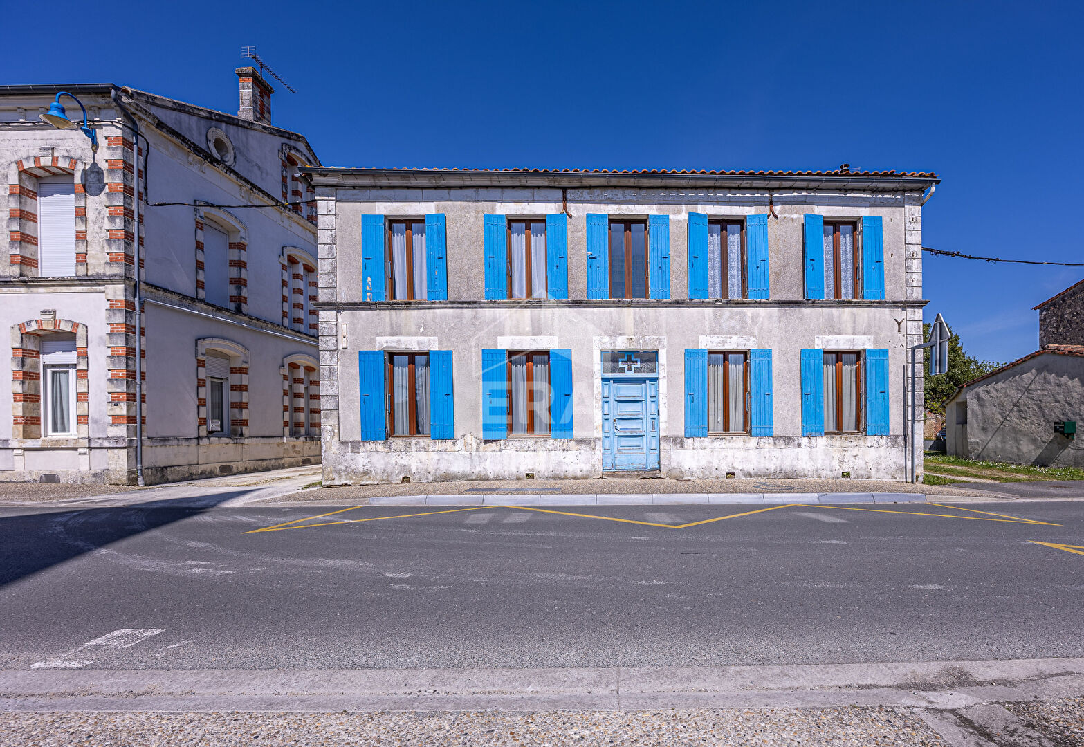 Photo ETAULES - Maison ancienne à rénover - Vaste terrain constructible, coeur de ville image 2/6