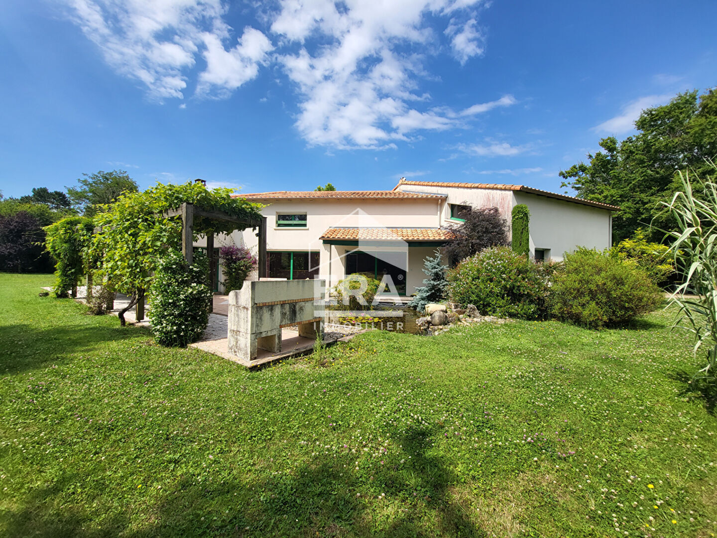 GRANDE MAISON ATYPIQUE - SECTEUR CALME ET VERDOYANT