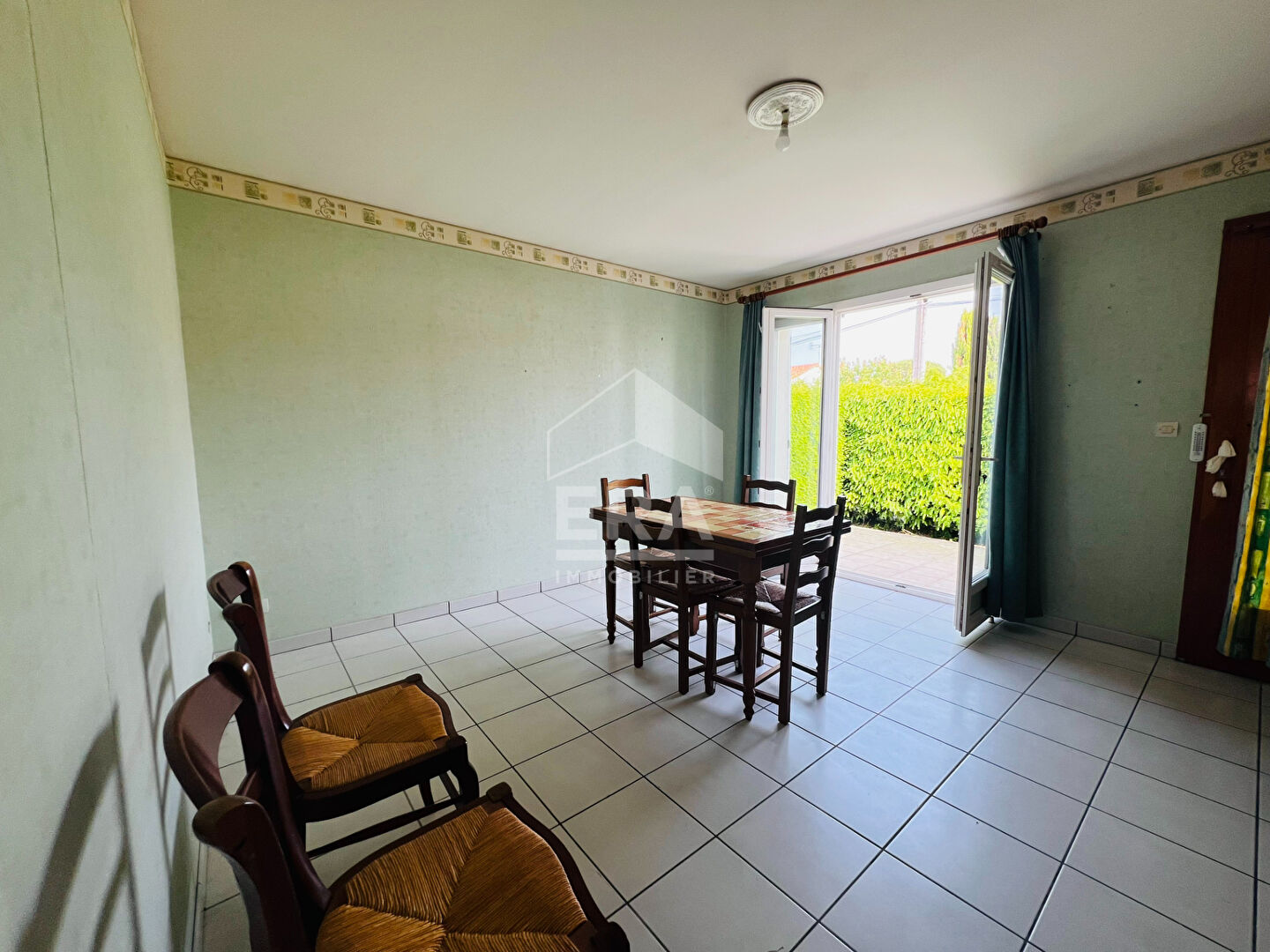 PLAIN- PIED - 2 CHAMBRES - proche commerces - GARAGE