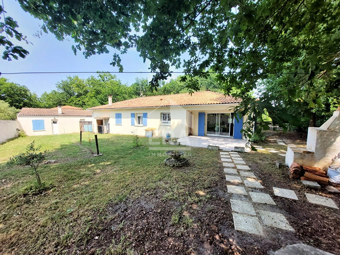 Photo MAISON DE PLAIN-PIED - ENVIRONNEMENT calme et arboré - avec en BONUS une DEPENDANCE à aménager image 1/6