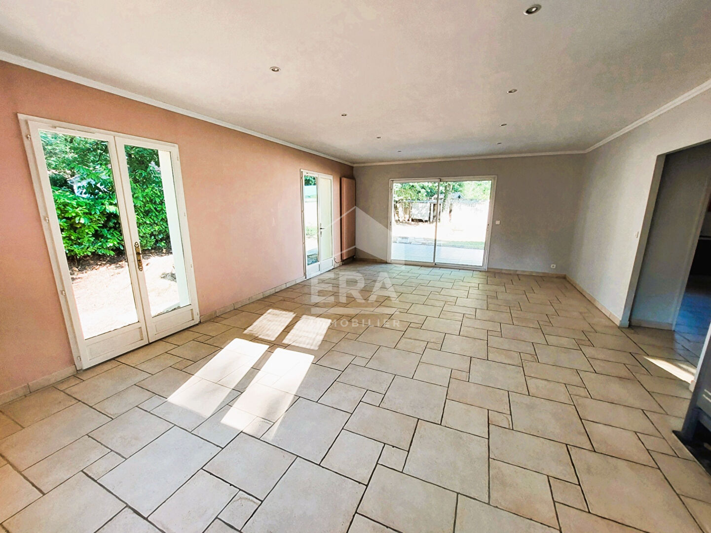 Photo MAISON DE PLAIN-PIED - ENVIRONNEMENT calme et arboré - avec en BONUS une DEPENDANCE à aménager image 3/6