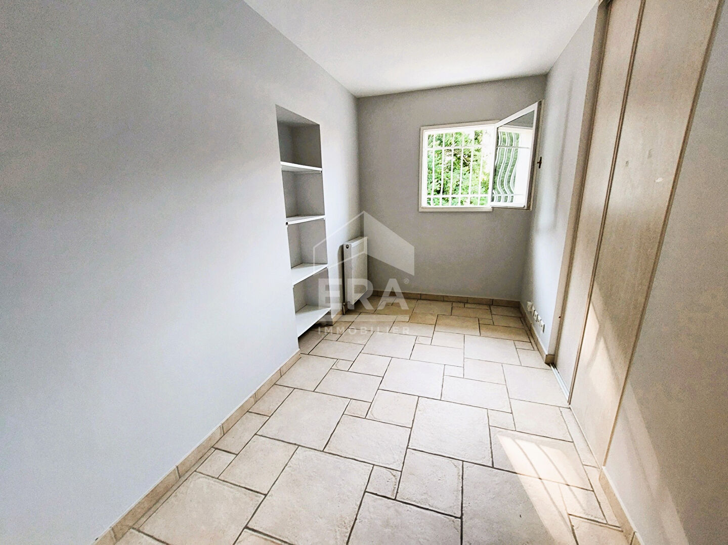 Photo MAISON DE PLAIN-PIED - ENVIRONNEMENT calme et arboré - avec en BONUS une DEPENDANCE à aménager image 5/6