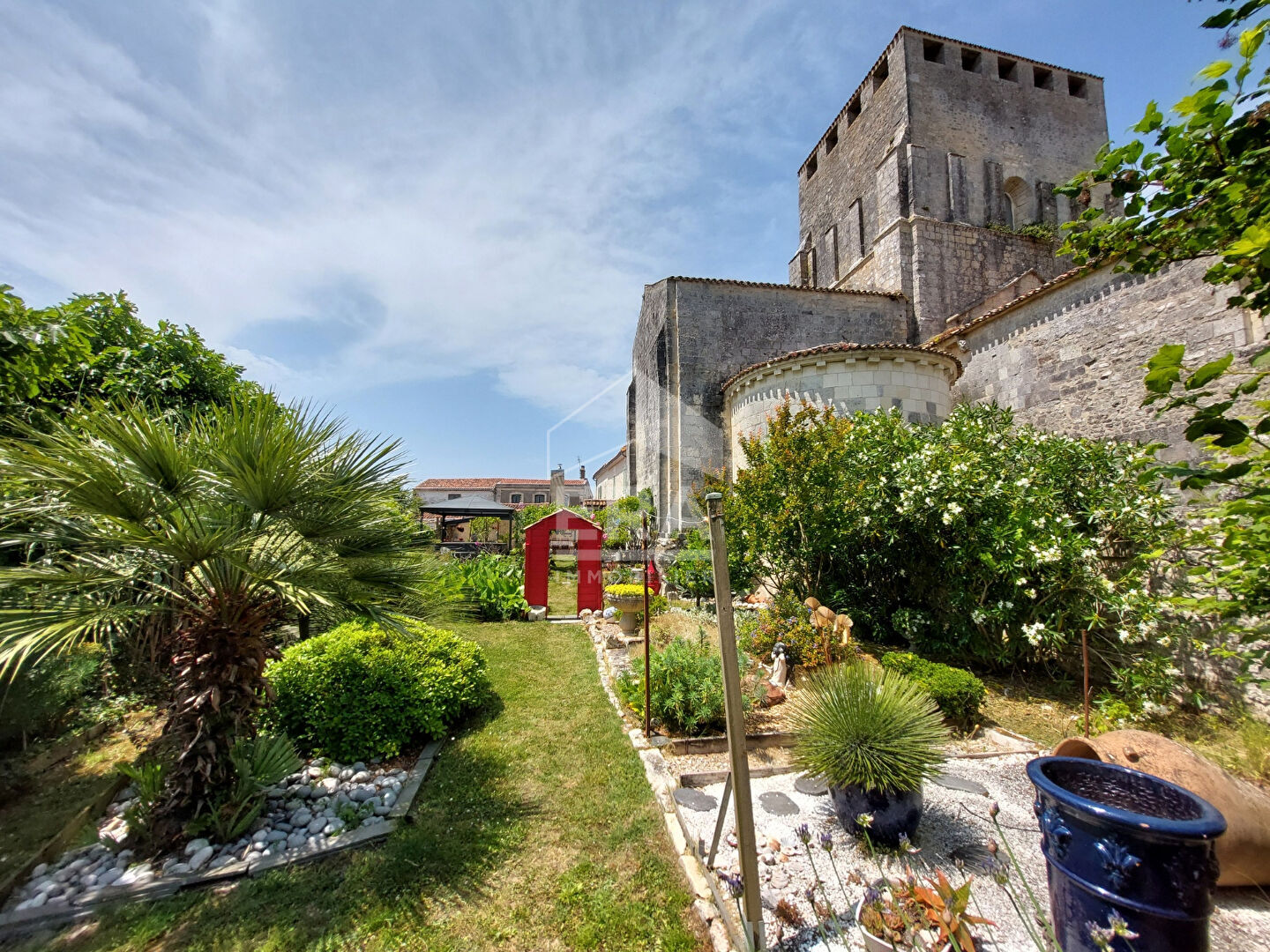 CHARME ET AUTHENTICITE EN PLEIN CENTRE VILLAGE DE MORNAC SUR SEUDRE