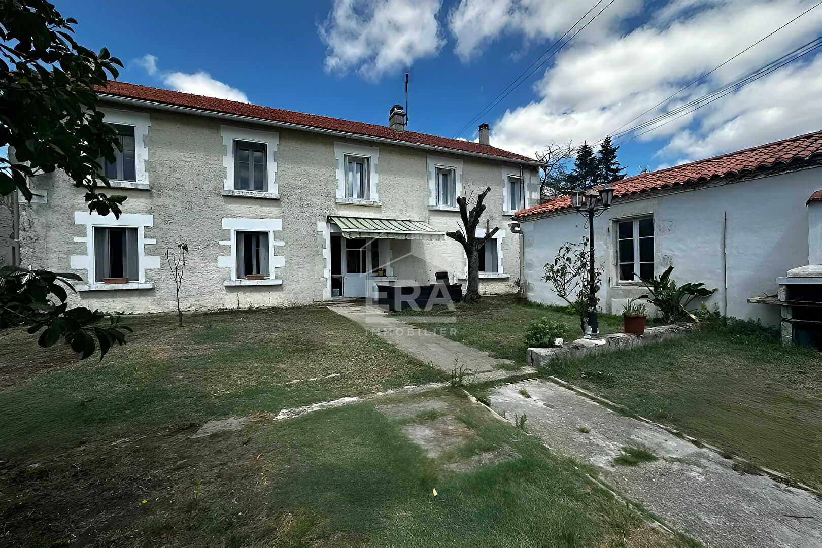 INVESTISSEMENT LOCATIF - Appartement 86 m² avec jardin privatif et dépendances