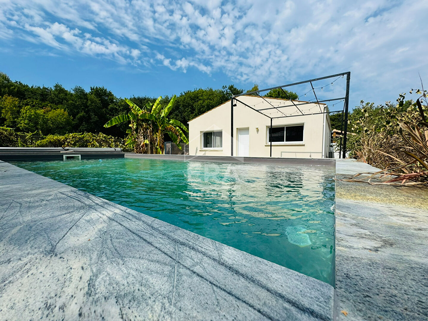 BELLE MAISON COMTEMPORAINE - PLAIN-PIED - CALME - PISCINE