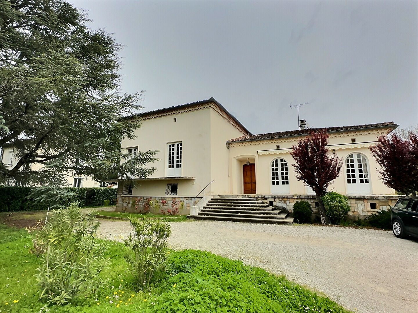 CASTRES -SECTEUR PRISÉ - BELLE MAISON AVEC JARDIN ET GARAGE