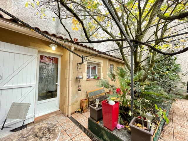 CASTRES - MAISON DE VILLE AVEC JARDINET & GARAGE