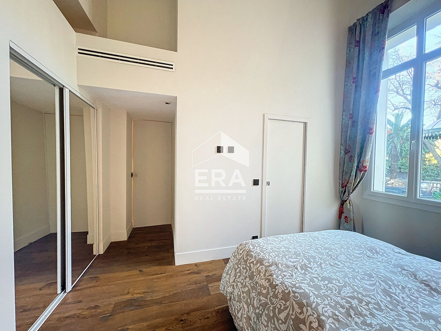 Photo CANNES BASSE CALIFORNIE - MAGNIFIQUE APPARTEMENT BOURGEOIS DE 150M2 image 5/6