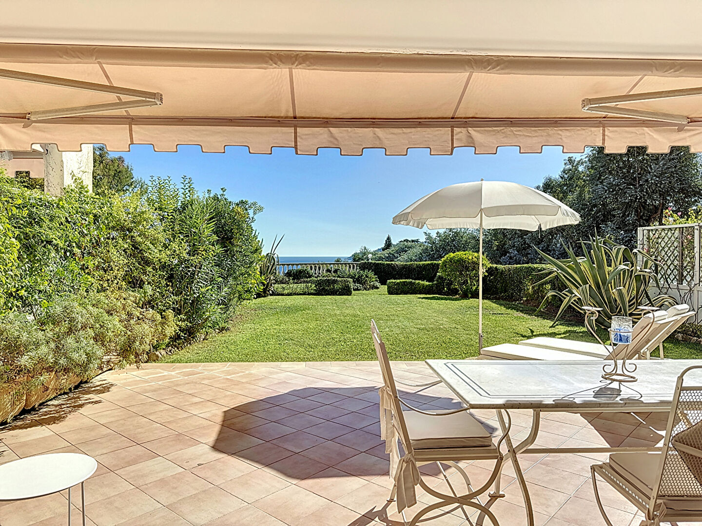 CANNES CROIX DES GARDES 3 PIECES VUE MER JARDIN PISCINE