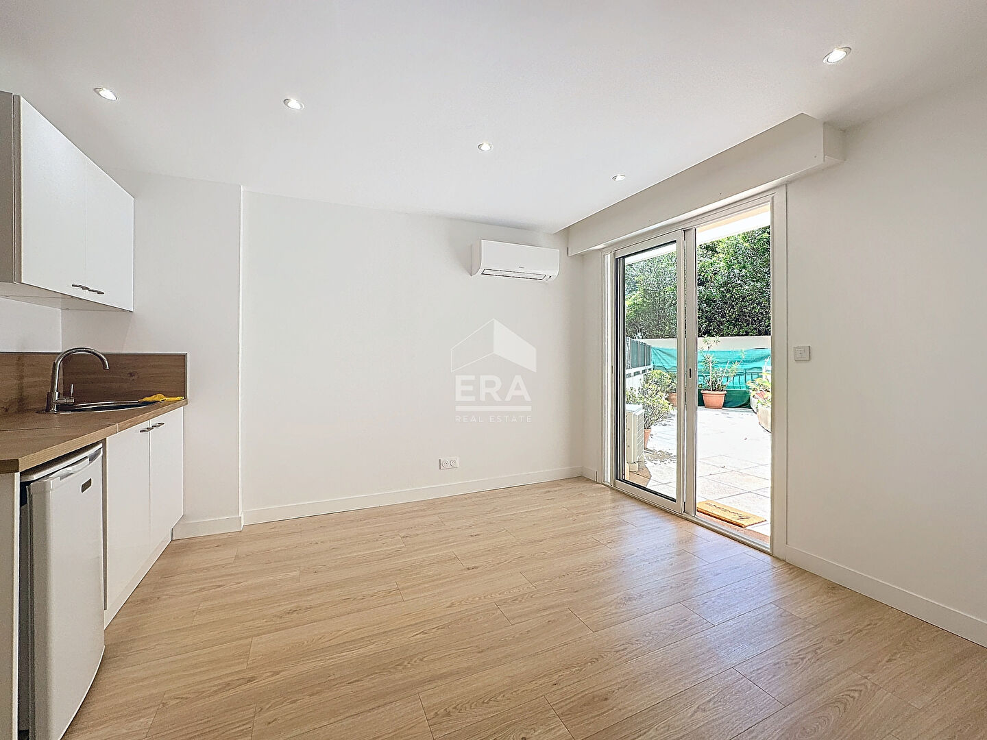 CANNES CENTRE STUDIO 25m2 TERRASSE RENOVE