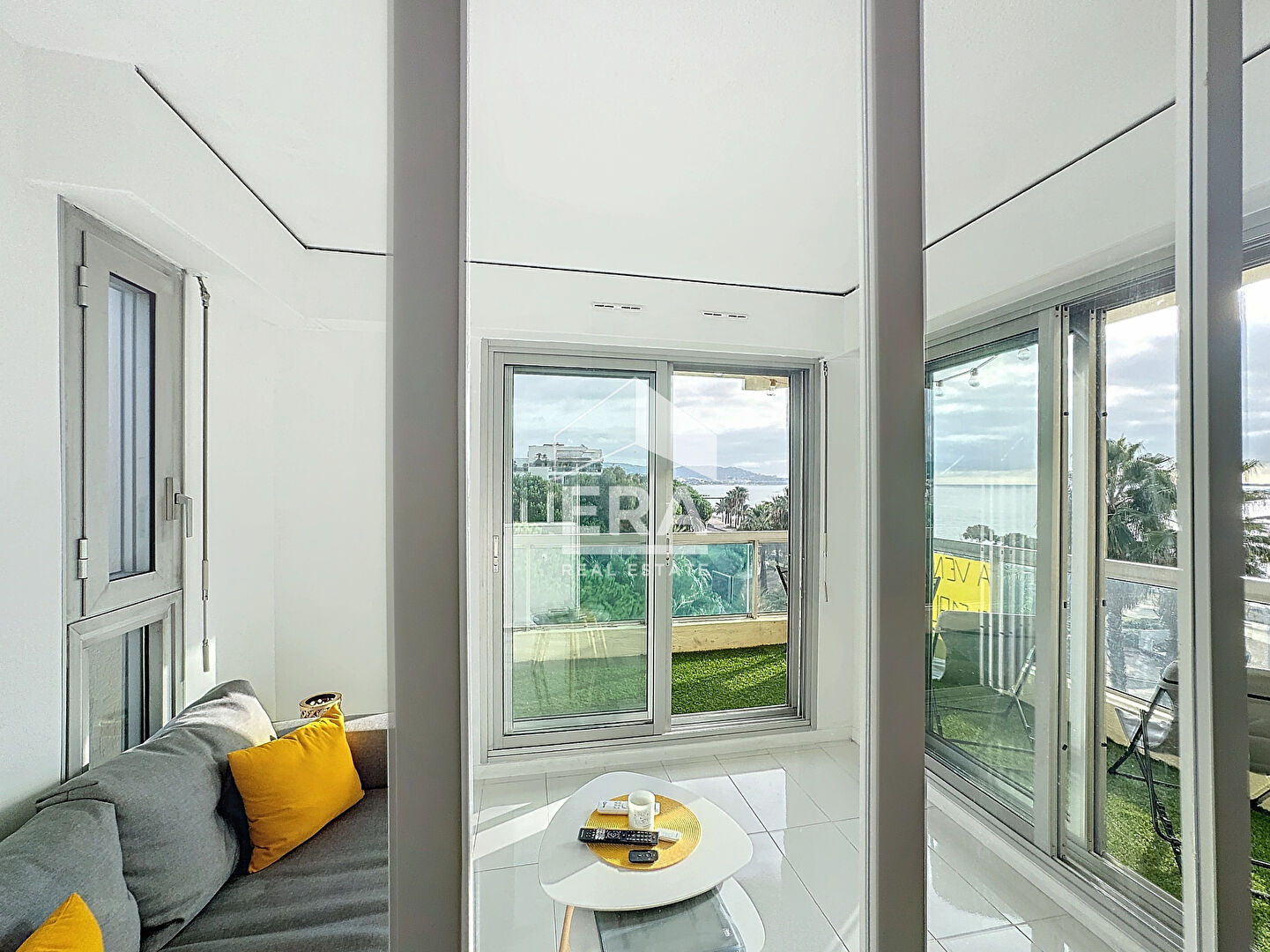 Photo CANNES LA BOCCA STUDIO RENOVE VUE MER PANORAMIQUE GRANDE TERRASSE D'ANGLE image 2/6