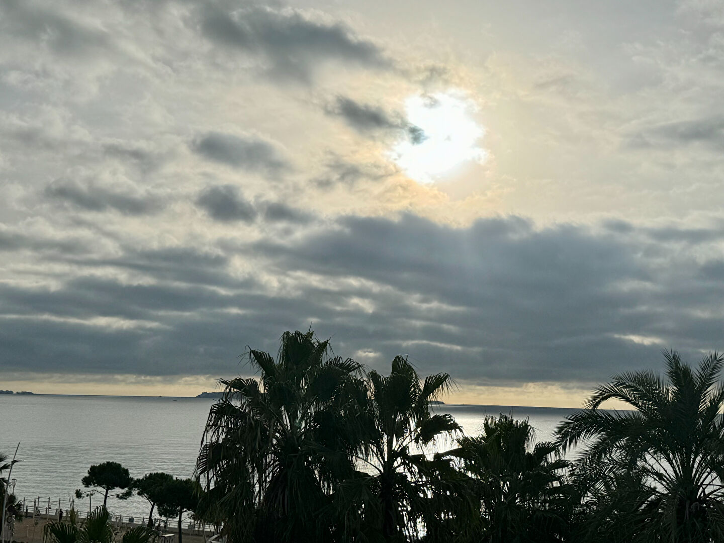 Photo CANNES LA BOCCA STUDIO RENOVE VUE MER PANORAMIQUE GRANDE TERRASSE D'ANGLE image 6/6