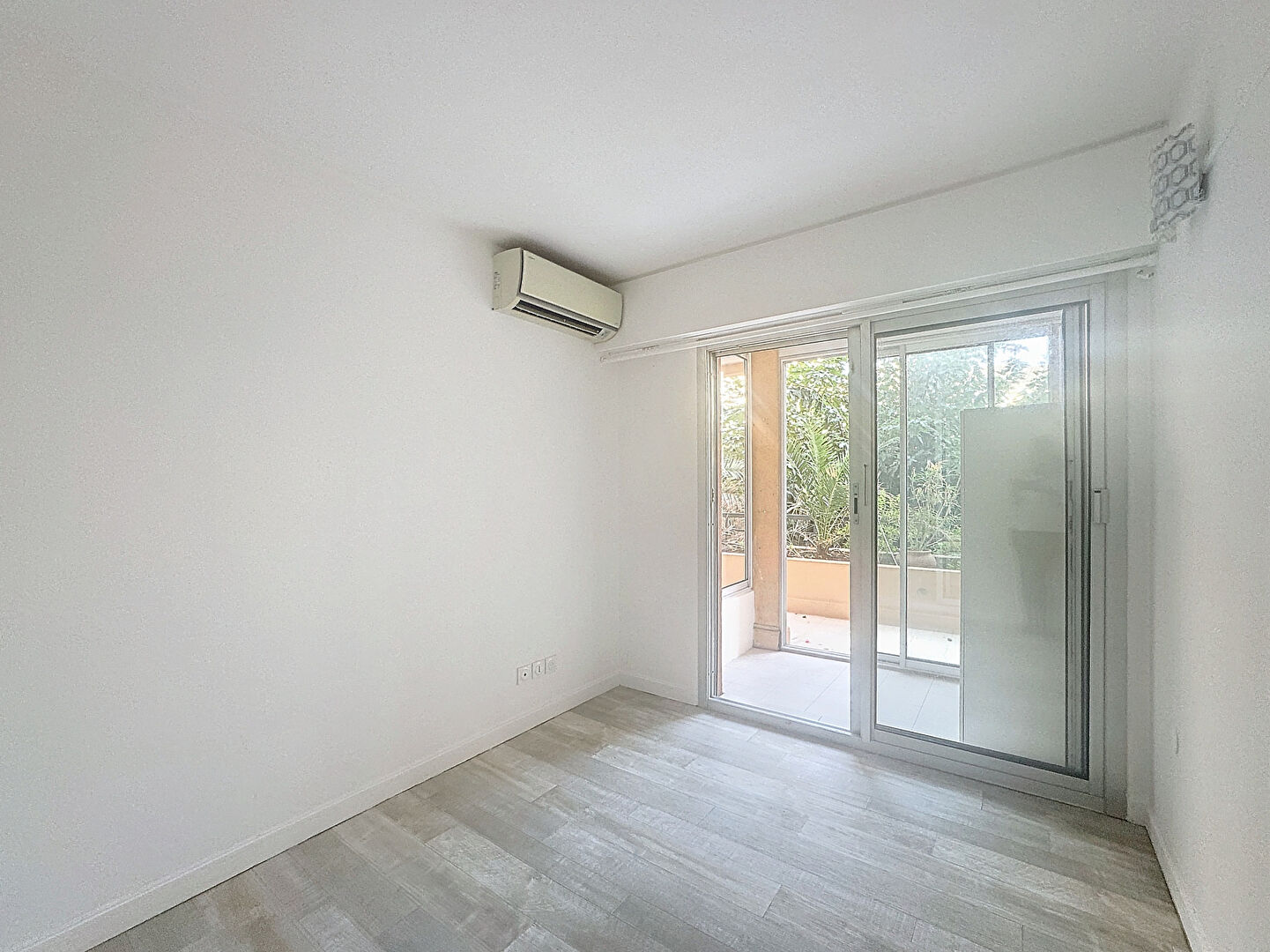 Photo CANNES BANANE PLEIN CENTRE 2 PIECES GRANDE TERRASSE de 14m² image 3/5