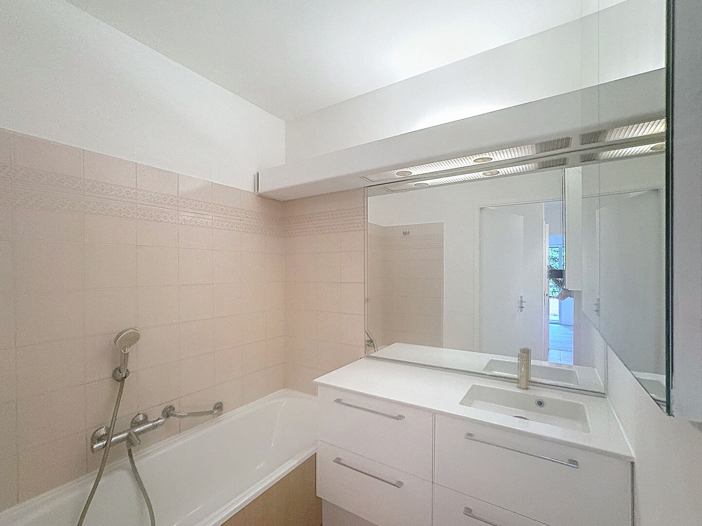 Photo CANNES BANANE PLEIN CENTRE 2 PIECES GRANDE TERRASSE de 14m² image 4/5