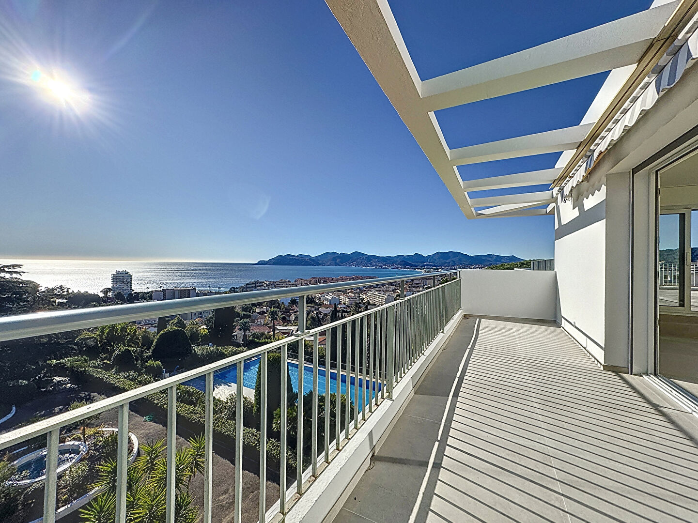 Photo CANNES CROIX DES GARDES - TOIT TERRASSE - VUE MER PANORAMIQUE image 2/6