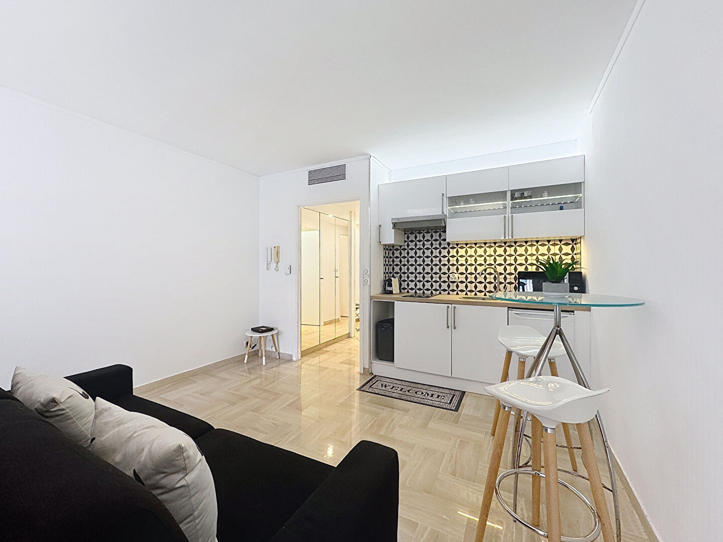 Photo MAGNIFIQUE STUDIO 34 M² GRAY D'ALBION - CANNES BANANE - VUE DEGAGEE VILLE image 3/5