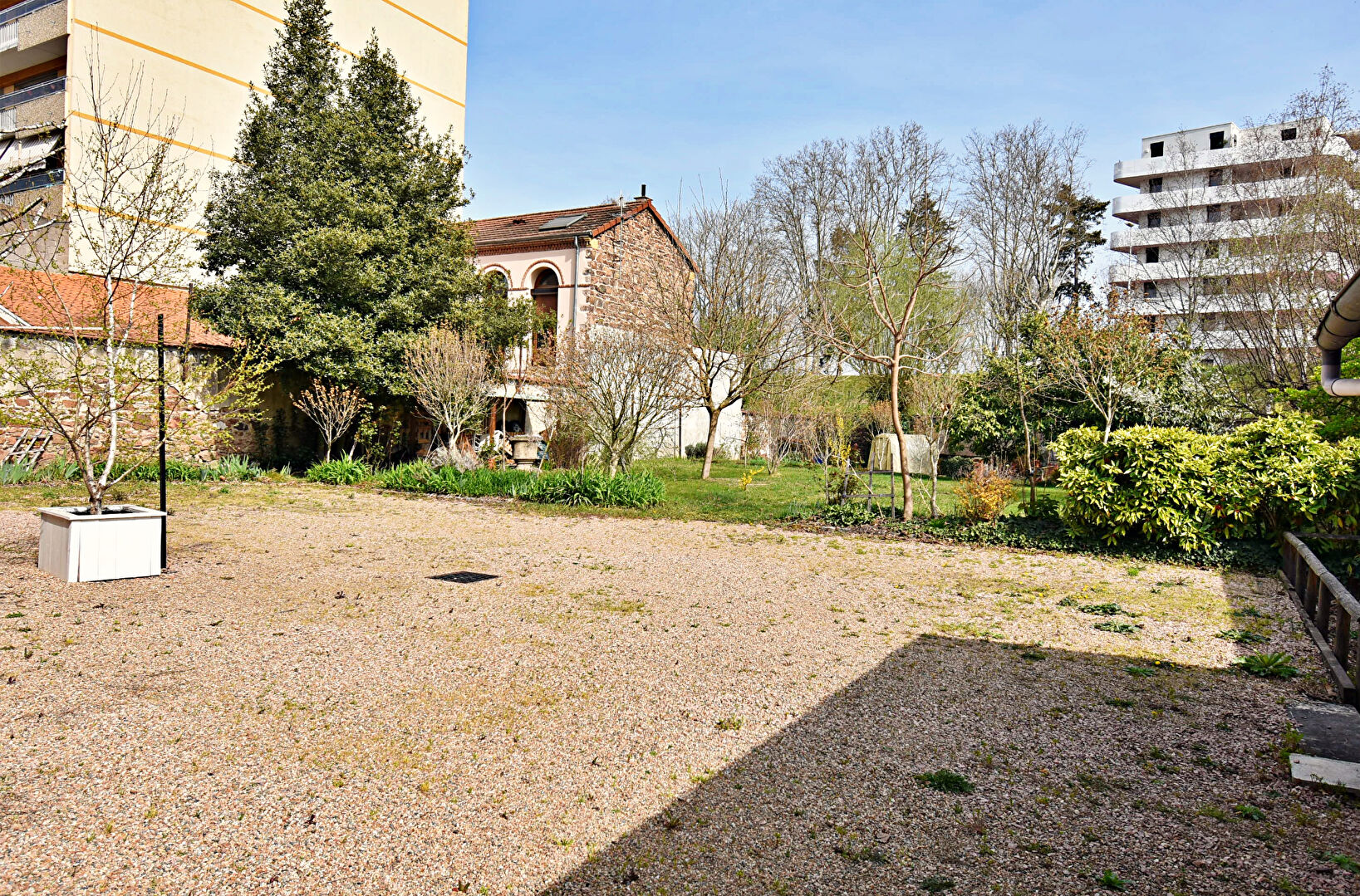 Photo Terrain constructible à vendre à Roanne 913 m2 image 3/5