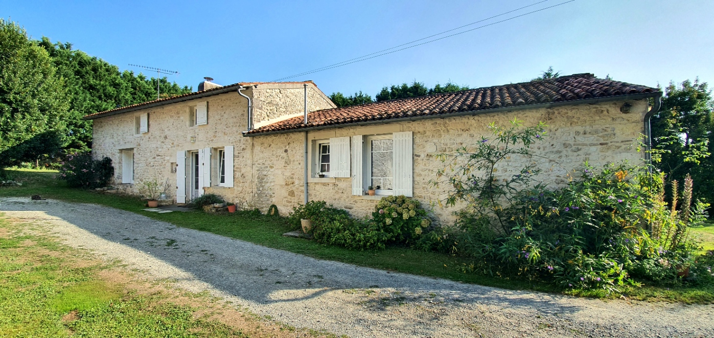 Photo Longère 8 pièce(s) 177 m2 sur parcelle 2500 m2 avec gîte et garage image 2/6