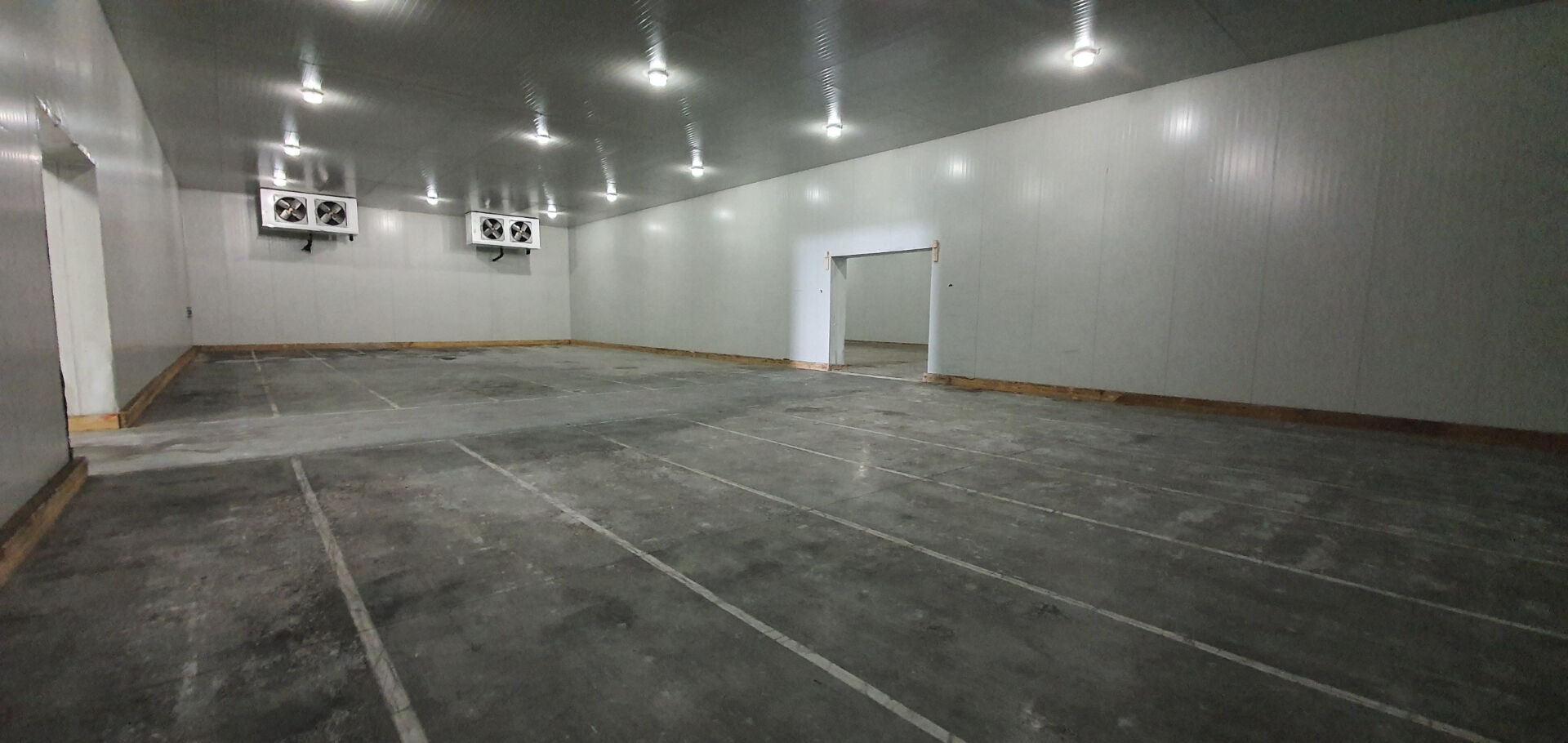Locaux zone artisanale 1600 m2, 3 hangars, bureaux, et salles