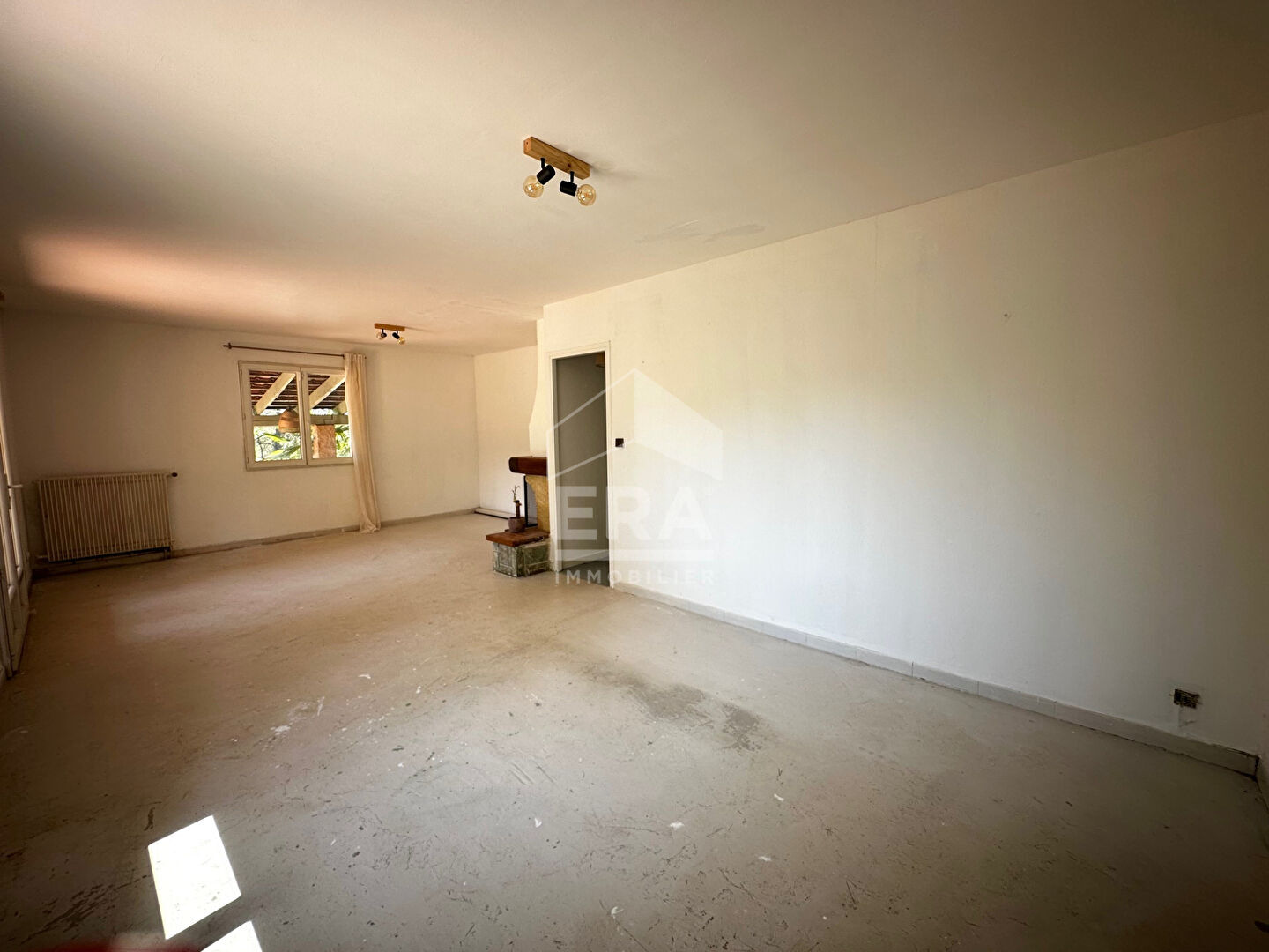 Photo A VENDRE 13790 CHATEAUNEUF-LE-ROUGE MAISON DE TYPE 5 DE 108M2 SUR 1500M2 DE TERRAIN AVEC PISCINE ET ATELIER image 5/6