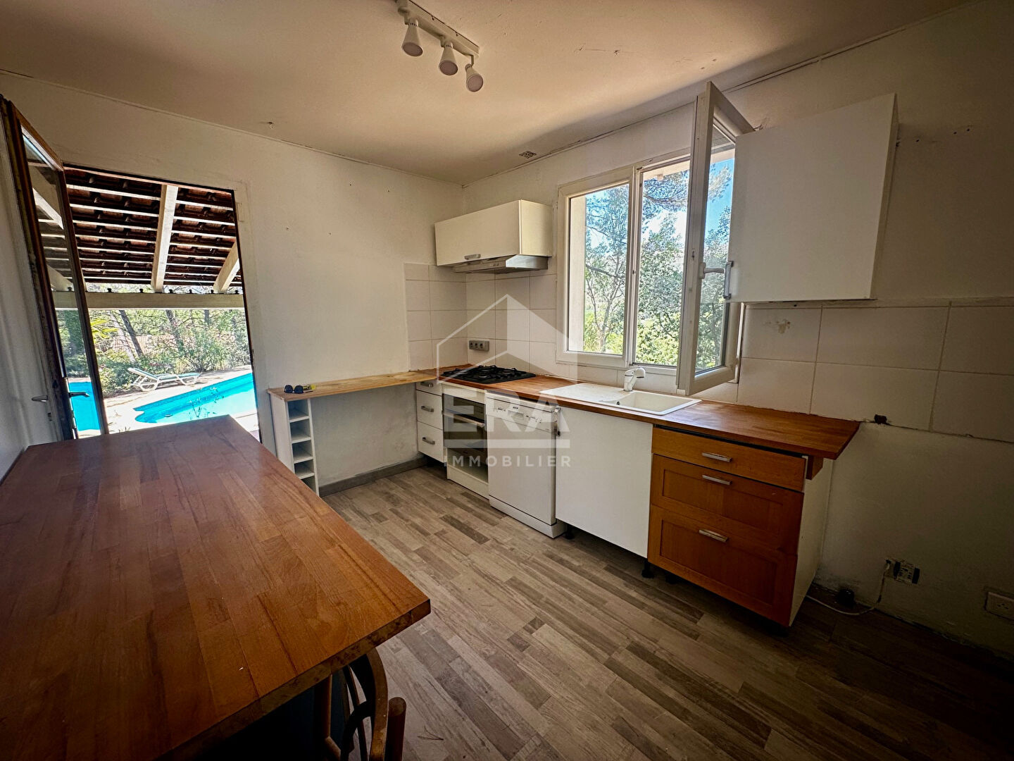 Photo A VENDRE 13790 CHATEAUNEUF-LE-ROUGE MAISON DE TYPE 5 DE 108M2 SUR 1500M2 DE TERRAIN AVEC PISCINE ET ATELIER image 6/6