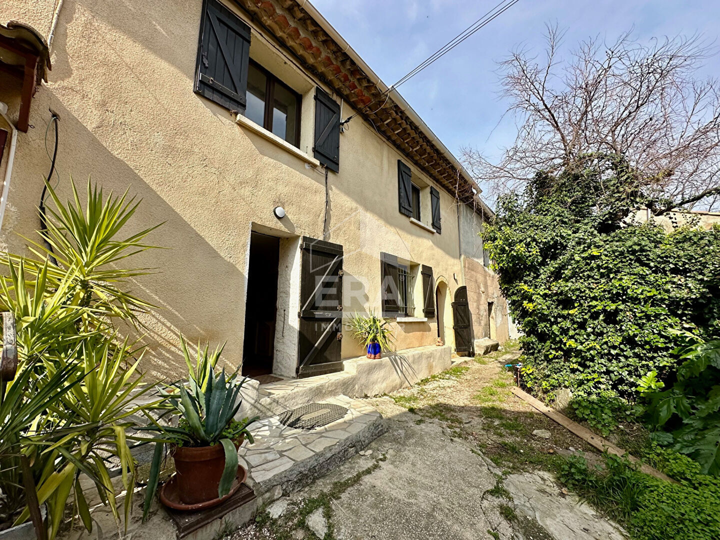 A VENDRE 13360 ROQUEVAIRE MAISON DE VILLE TYPE 6 D'ENVIRON 153M² TERRAIN DE 926 M²  GRANGE