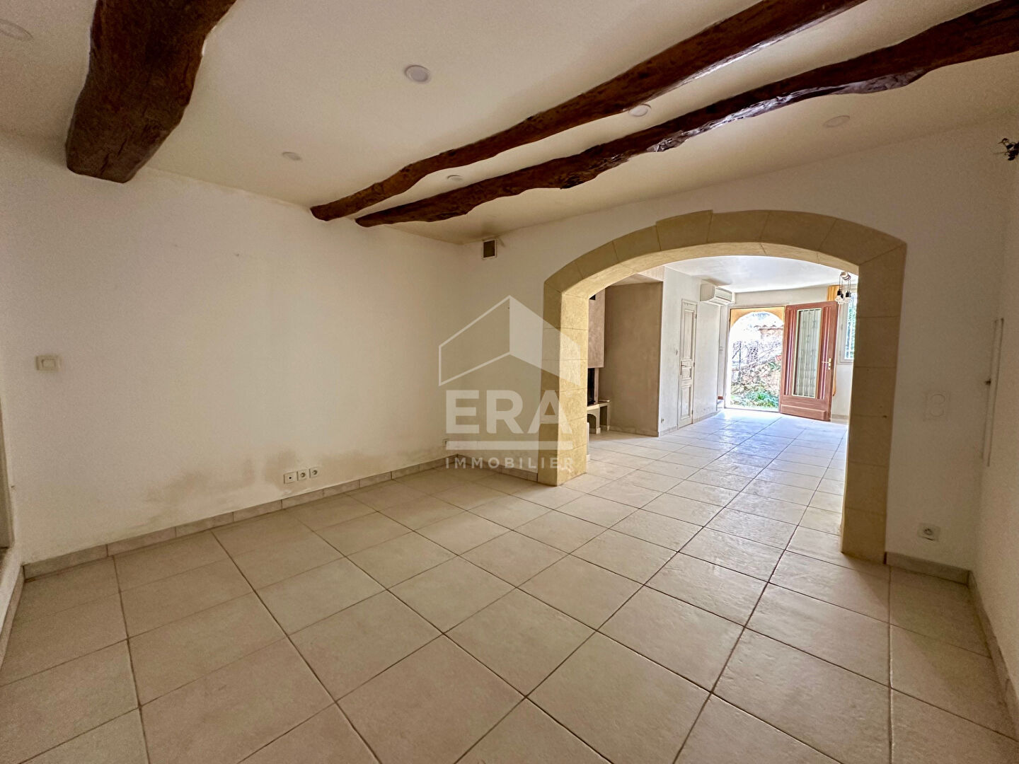 Photo A VENDRE 13360 ROQUEVAIRE MAISON DE VILLE TYPE 6 D'ENVIRON 153M² TERRAIN DE 926 M²  GRANGE image 4/6