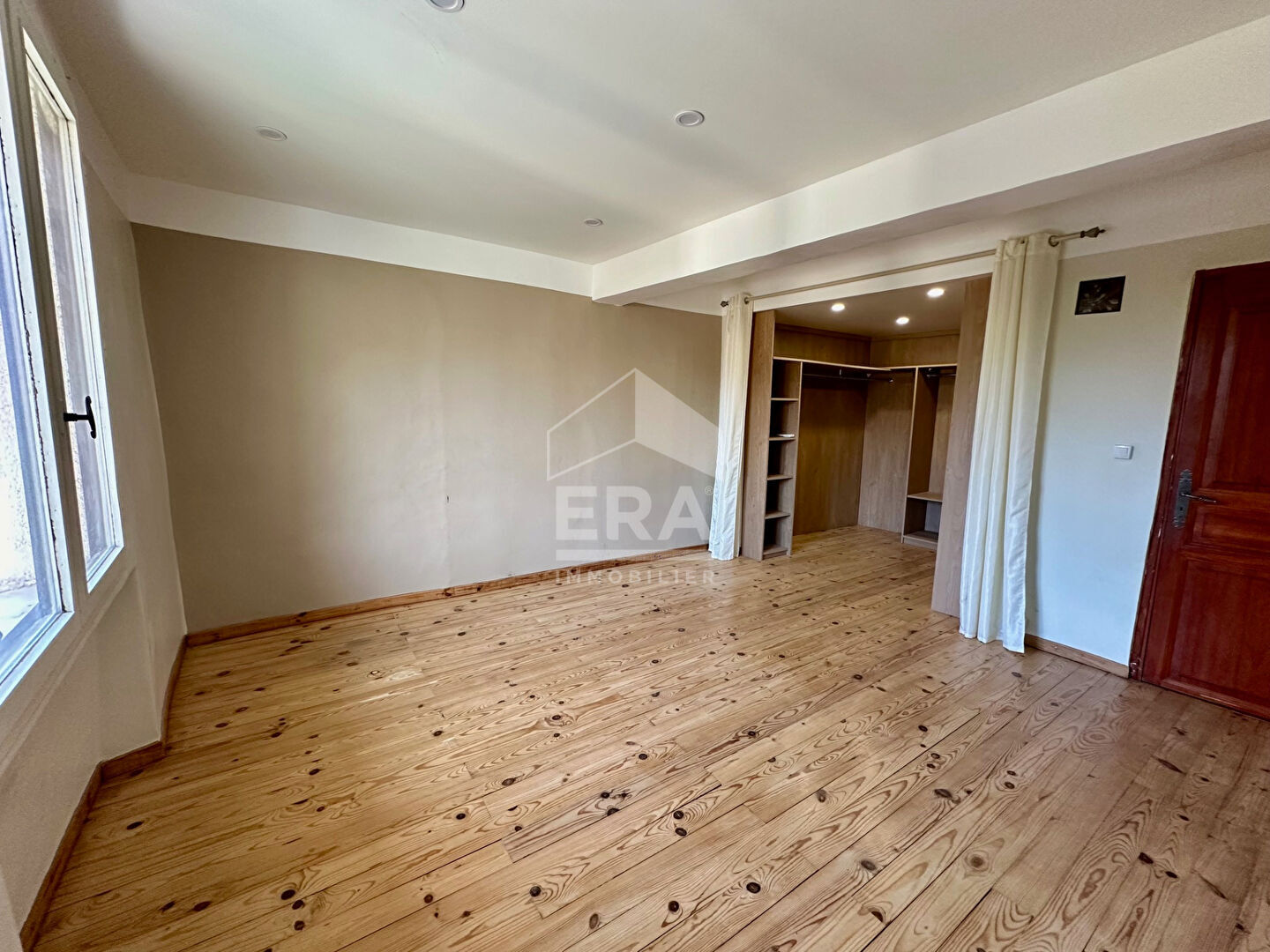 Photo A VENDRE 13360 ROQUEVAIRE MAISON DE VILLE TYPE 6 D'ENVIRON 153M² TERRAIN DE 926 M²  GRANGE image 5/6