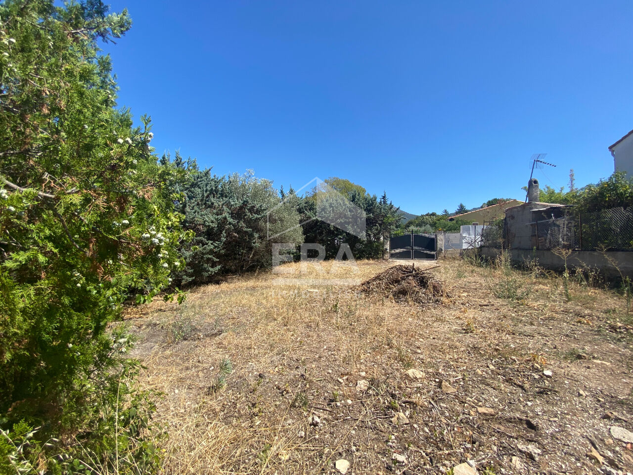 A VENDRE 13530 TRETS TERRAIN CONSTRUCTIBLE DE 325M² PROXIMITE DU CENTRE VILLE