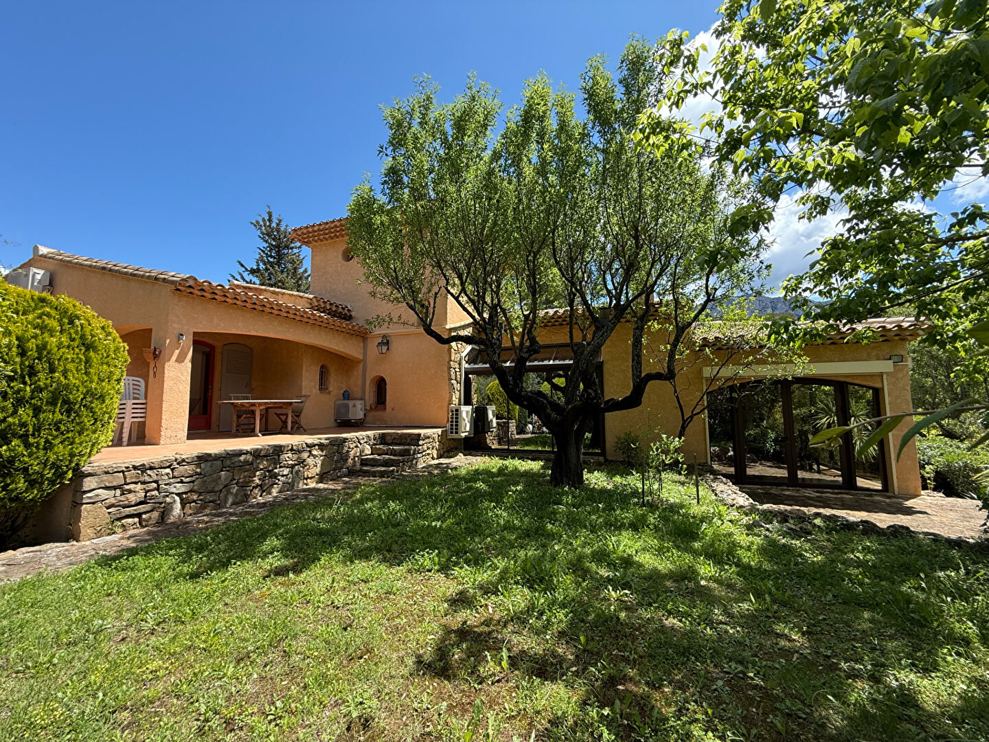 Photo A VENDRE 13360 ROQUEVAIRE MAS TRADITIONEL DE TYPE 6 DE 211M² SUR 4000M² DE JARDIN GARAGE PISCINE image 1/6