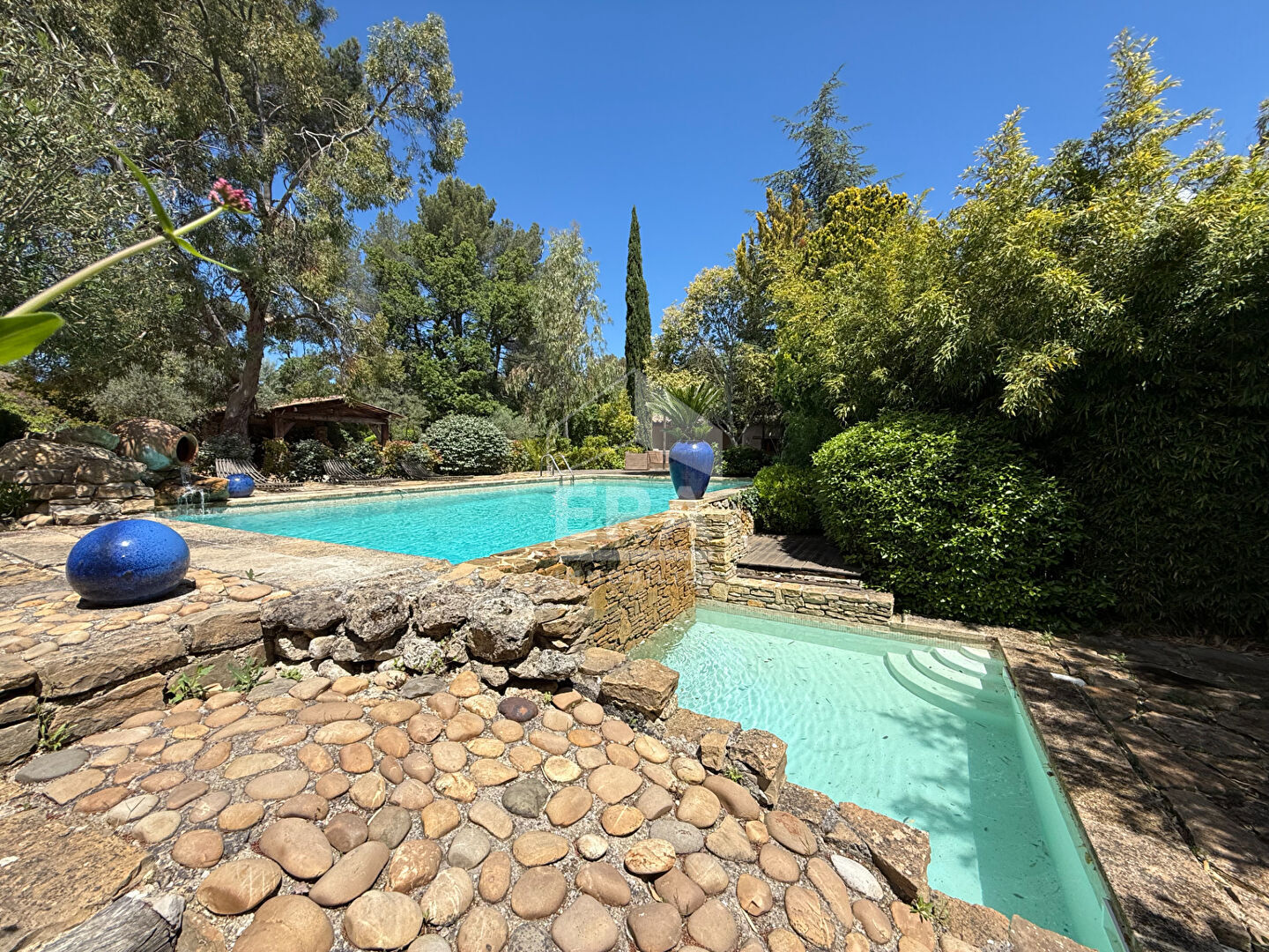 Photo A VENDRE 13360 ROQUEVAIRE MAS TRADITIONEL DE TYPE 6 DE 211M² SUR 4000M² DE JARDIN GARAGE PISCINE image 2/6