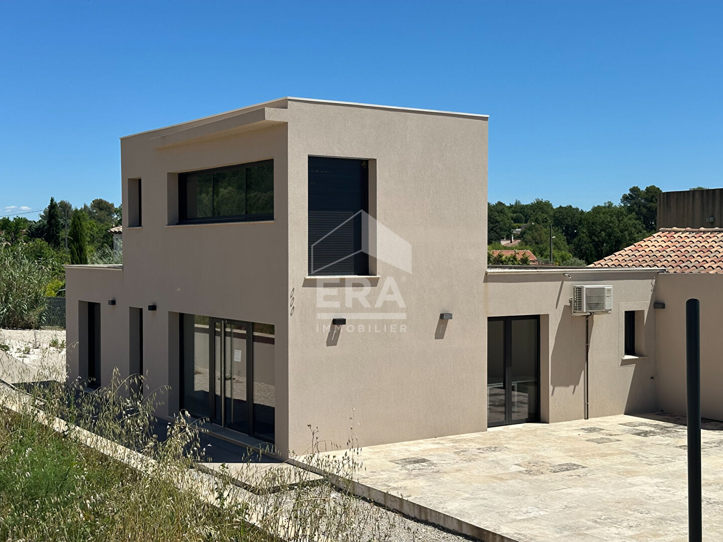 Photo A VENDRE 83470 SAINT MAXIMIN  LOCAL COMMERCIAL DE 120 M² 7 BUREAUX SUR 2500M² DE TERRAIN  PARKING image 2/6