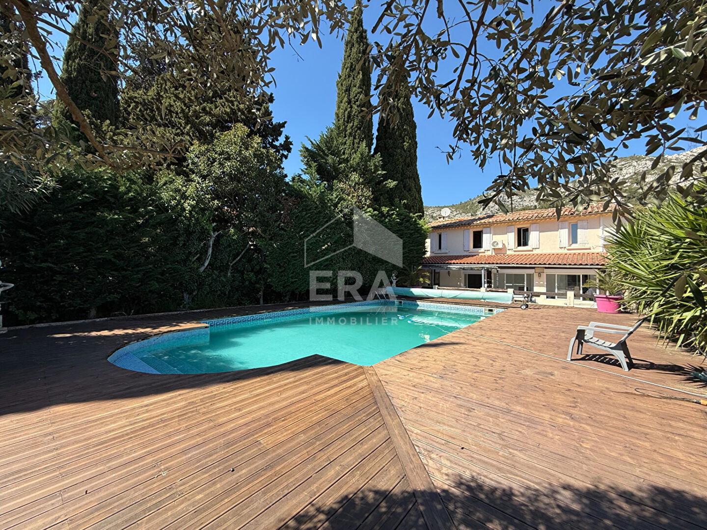 A VENDRE 13360 ROQUEVAIRE  2 HABITATIONS 270M² UN STUDIO UN GARAGE PISCINE TERRAIN DE 1000M²