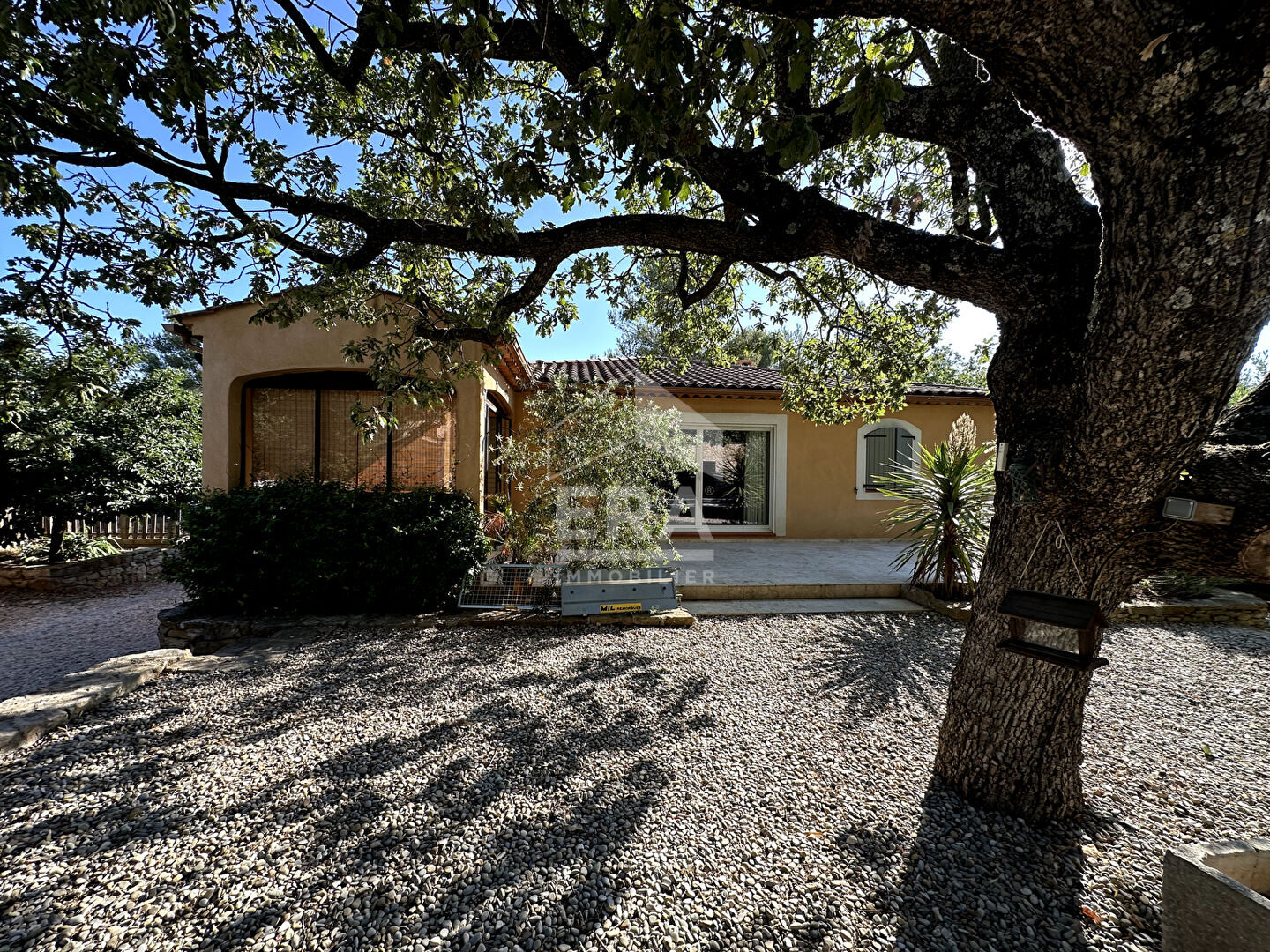 A VENDRE 83470 SAINT MAXIMIN LA SAINTE BAUME MAISON PLAIN PIED 210 M² SUR 1500M² DE JARDIN  T2 INDEPENDANT PISCINE  CUISINE D ETE  GARAGE