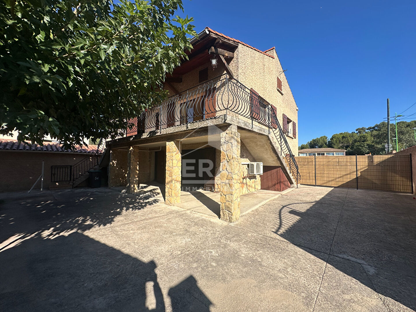 A VENDRE 13360 ROQUEVAIRE MAISON TYPE 5 DE 110M² SUR 300M² DE JARDIN  DOUBLE GARAGE