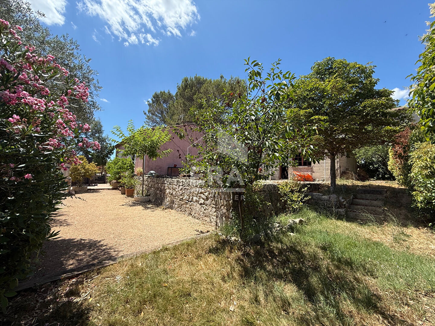 A VENDRE 13790 ROUSSET MAISON PLAIN PIED 91M² SUR 1000M² DE TERRAIN GARAGE SOUS SOL AMENAGE ET DEPENDANCE