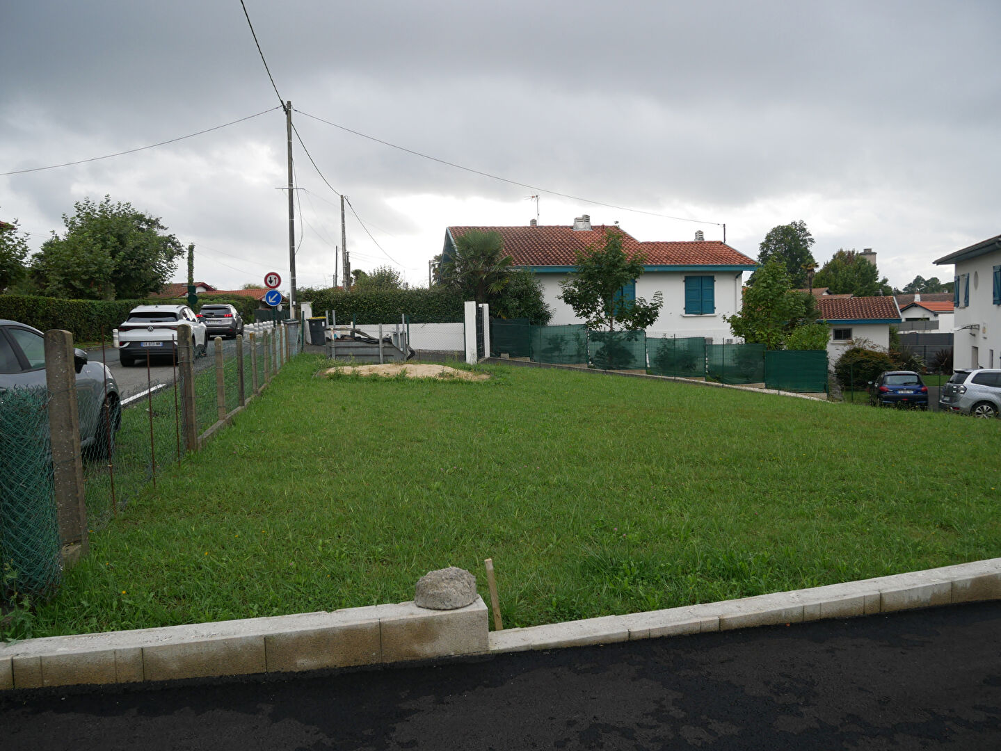 A vendre - Arcangues - Terrain constructible de 689 m2 - Viabilisé et borné .