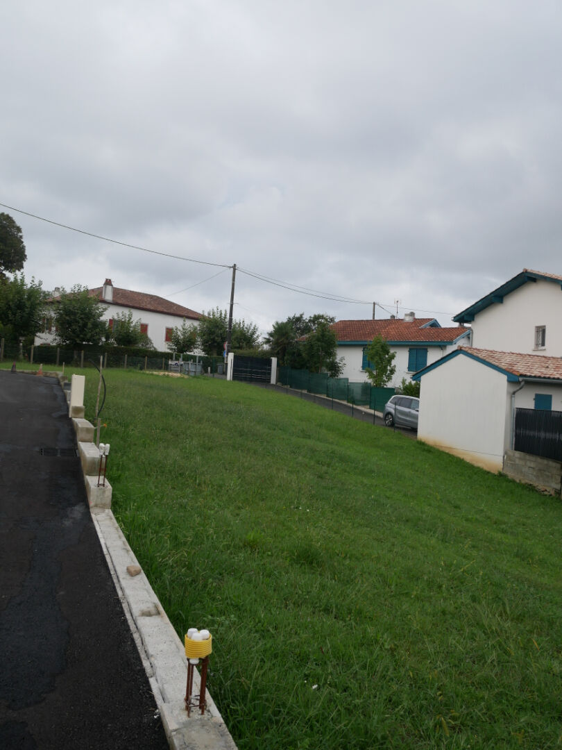 Photo A vendre - Arcangues - Terrain constructible de 689 m2 - Viabilisé et borné . image 2/3