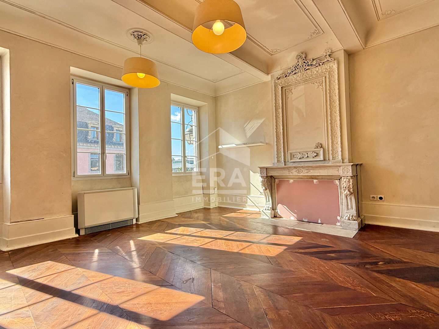 Vente immeuble avec appartement, local commercial et dépendances à aménager