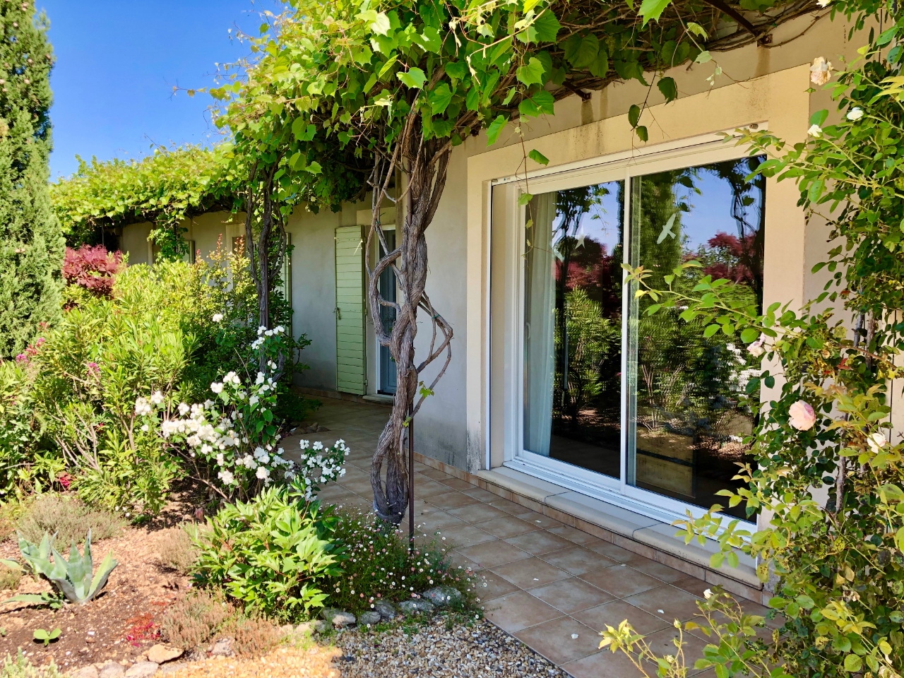 Maison Venasque à deux pas du village. Venasque 84210