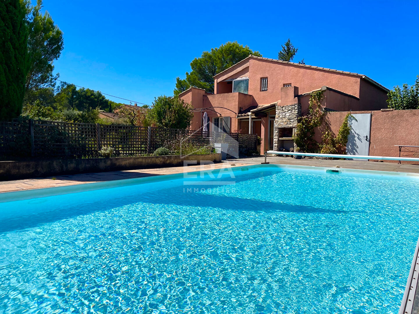 Maison familiale au calme, avec potentiel unique à Pernes