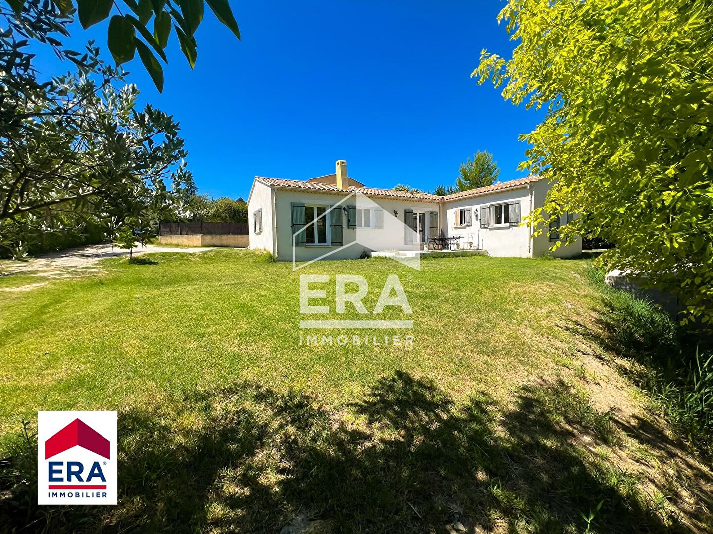 Photo Superbe villa récente bordée d'un petit ruisseau image 1/6