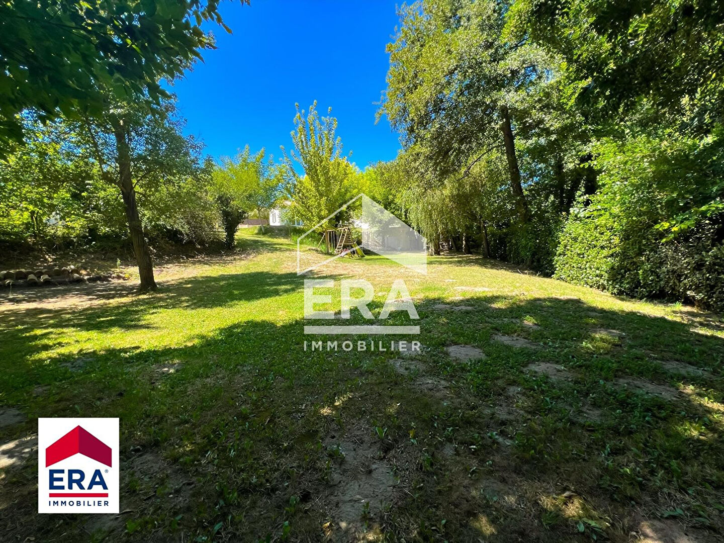 Photo Superbe villa récente bordée d'un petit ruisseau image 2/6