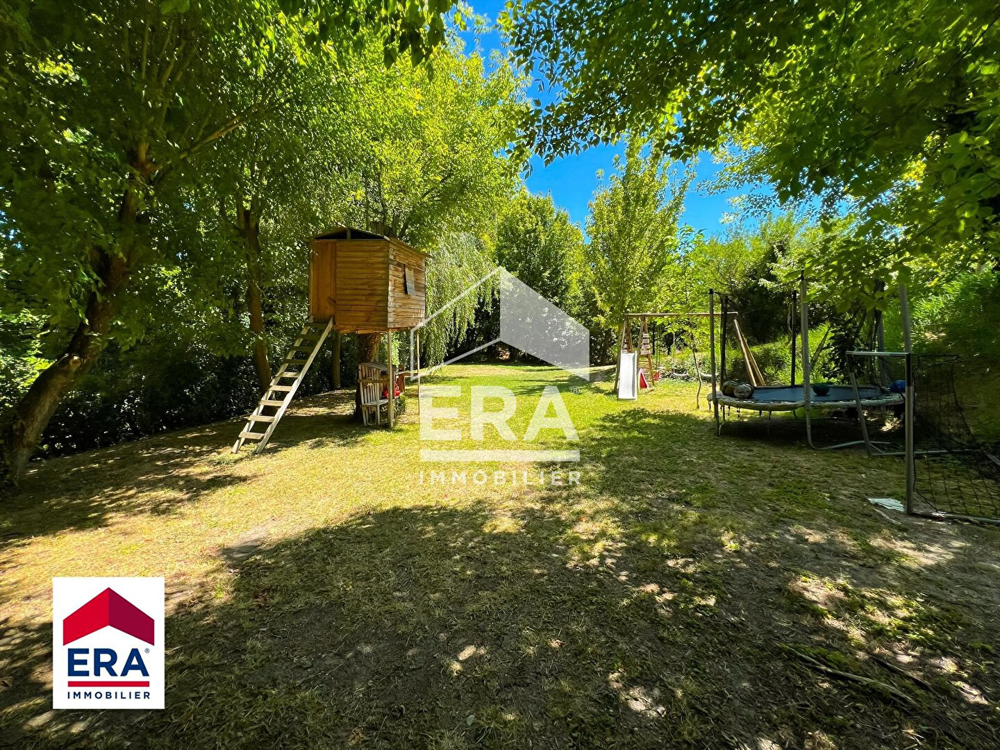 Photo Superbe villa récente bordée d'un petit ruisseau image 3/6